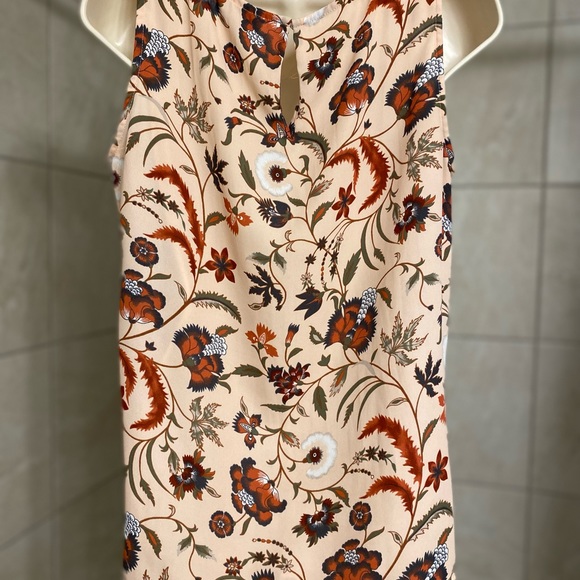 EUC LOFT Outlet sleeveless flowered shell with keyhole back, size MP - Picture 3 of 4